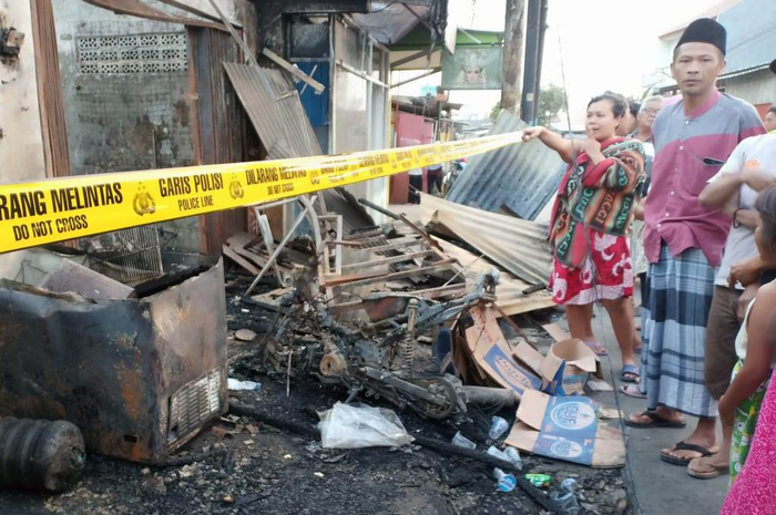 Kios bensin kebakaran di Jl. H. Mansyur Gondrong Kota Tangerang. Ini sebab Pertamina larang penjual bensin eceran  