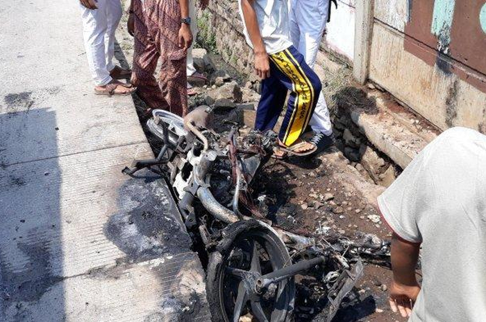 Sebuah skutik terbakar diduga korsleting listrik