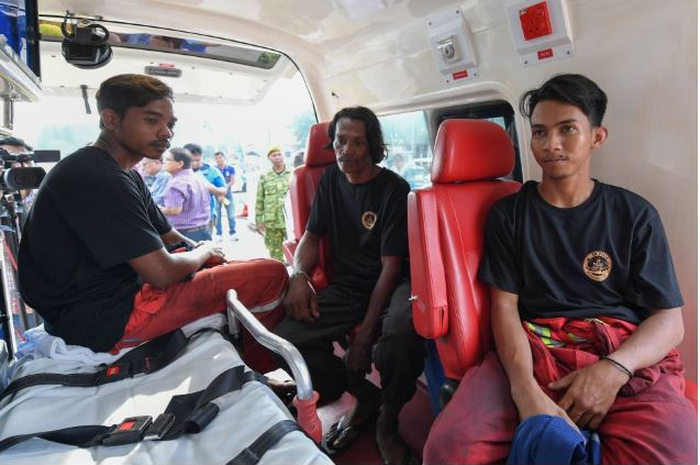 Kemudian, setelah diselamatkan, Faz Mohamed berbagi cerita, dia mengatakan terpaksa melayang di lautan ketika mesin speeboatnya mati.