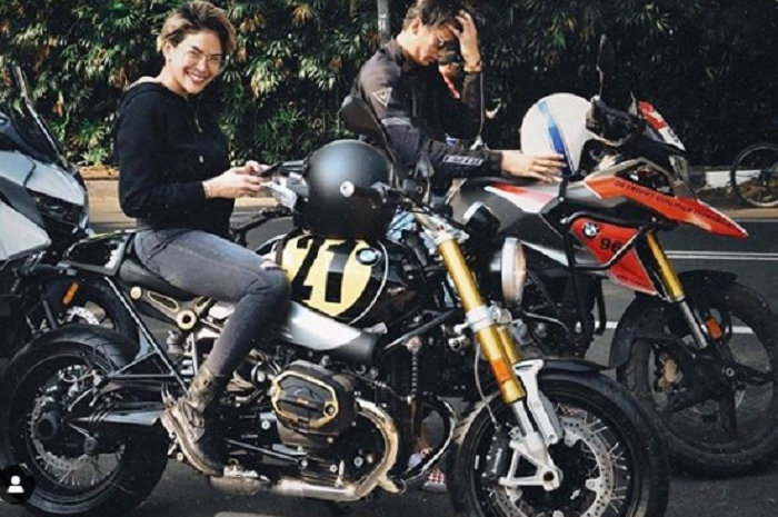 Nikita Mirzani di atas BMW R Nine T Spezial.