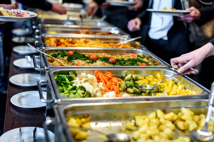 Makan di restoran buffet