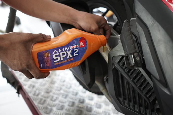 Skutik Honda ADV150 yang rilis di bulan Juli lalu menggunakan oli mesin yang sama dengan matik Honda lainnya, yaitu AHM SPX-2 Oil 0.8ml.