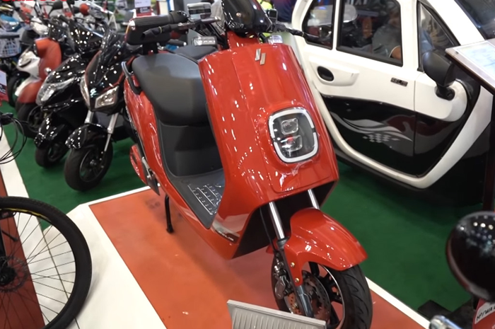 Foto ilustrasi. Harga motor listrik Selis E-Max SLA, biaya charge murah meriah segini jarak tempuhnya.