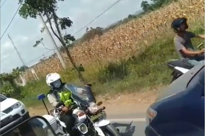 Polisi pukl mundur Daihasu Xenia yang serobot jalan