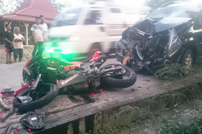 Kawasaki Ninja 250 hancur usai tabrakan dengan Daihatsu Xenia di Semarang.