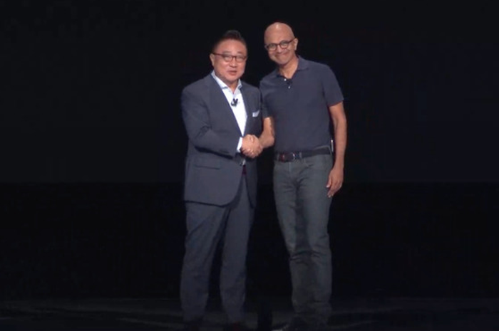 CEO Samsung DJ Koh (kiri) dan CEO Microsoft Satya Nadelle (kanan)