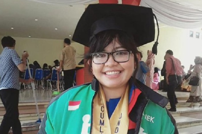 Leony Sondang Suryani, driver Gojek yang lulus dengan predikat cum laude