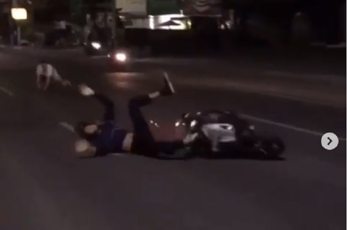 Seorang pengendara Vespa terjatuh setelah ditendang bule yang mengamuk di Bali