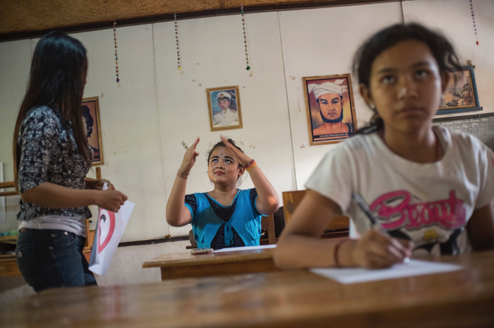 Belajar di kelas dengan kata kolok, bahasa isyarat masyarakat Bengkala.
