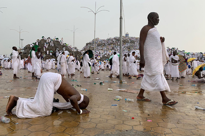 Umat Muslim berdoa di tengah turunnya hujan saat melaksanakan wukuf di Jabal Rahmah, Padang Arafah, Arab Saudi, Sabtu (10/8/2019). Jemaah haji dari seluruh dunia mulai berkumpul di Padang Arafah untuk melaksanakan wukuf yang merupakan puncak ibadah haji.