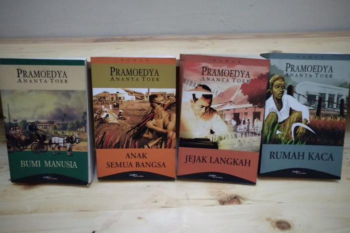 Tetralogi Pulau Buru karya Pramoedya Ananta Toer: Bumi Manusia, Anak Semua Bangsa, Jejak Langkah, dan Rumah Kaca.