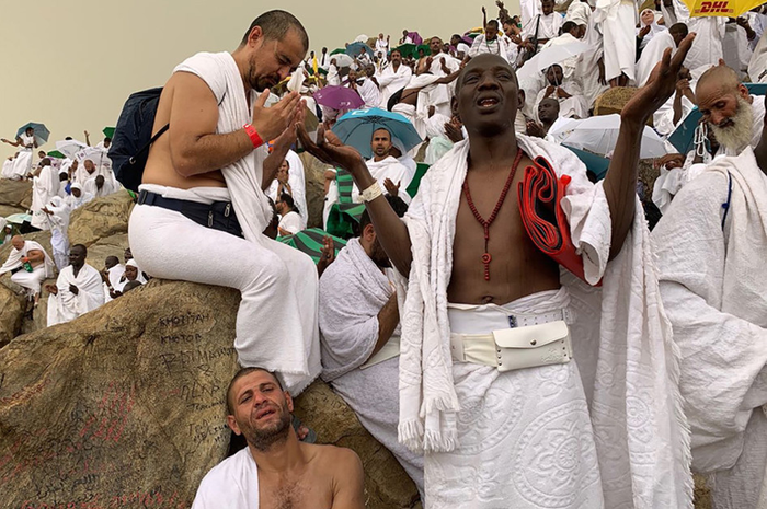 Umat Muslim berdoa di tengah turunnya hujan saat melaksanakan wukuf di Jabal Rahmah, Padang Arafah, Arab Saudi, Sabtu (10/8/2019). Jemaah haji dari seluruh dunia mulai berkumpul di Padang Arafah untuk melaksanakan wukuf yang merupakan puncak ibadah haji.