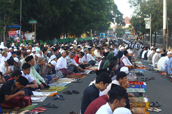 Ribuan Umat Muslim saat menjalankan Shalat Idul Adha 1440 H di Masjid Agung Jami Kota Malang, Minggu (11/8/2019). Masjid Agung Jami Kota Malang menjadi salah satu simbol kerukunan umat beragama karena di sampingnya terdapat tempat ibadah umat agama lain, yakni Gereja Protestan Indonesia bagian Barat