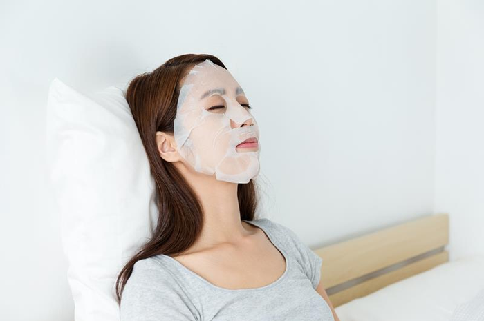 Ilustrasi memakai sheet mask