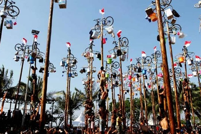 Lomba panjat pinang berasal dari Belanda