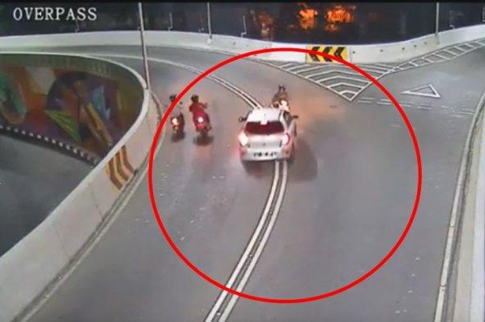 Tabrak lari Toyota Yaris dengan Honda Supra X 125 di Overpass Manahan, Solo