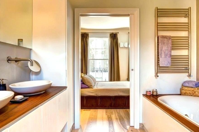 Kamar mandi di dalam kamar tidur