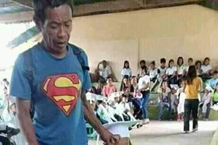 Ayah dengan Kaos Superman  Mengahdiri Acara Kelulusan Putrinya