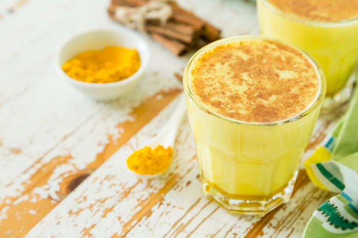 Susu emas adalah minuman tradisional India yang dibuat orang dengan kunyit, yang memberikan warna kuning atau emas.