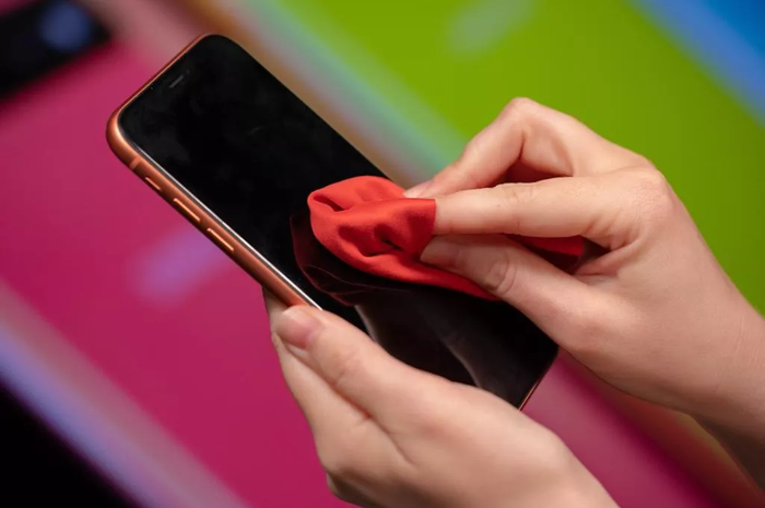 Membersihkan layar handphone