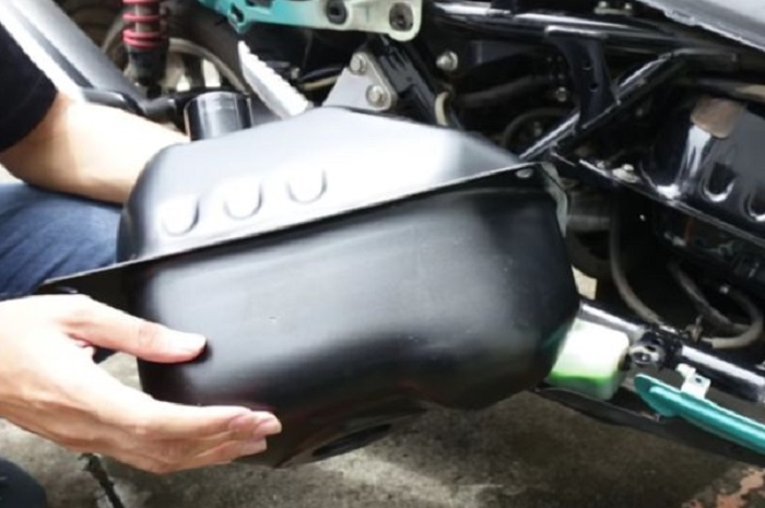 Tangki custom berkapasitas 9 liter untuk Yamaha NMAX.