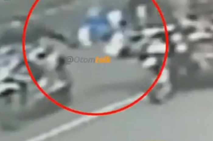 Jambret merampas tas perempuan sampai terpental ke aspal di Medan.