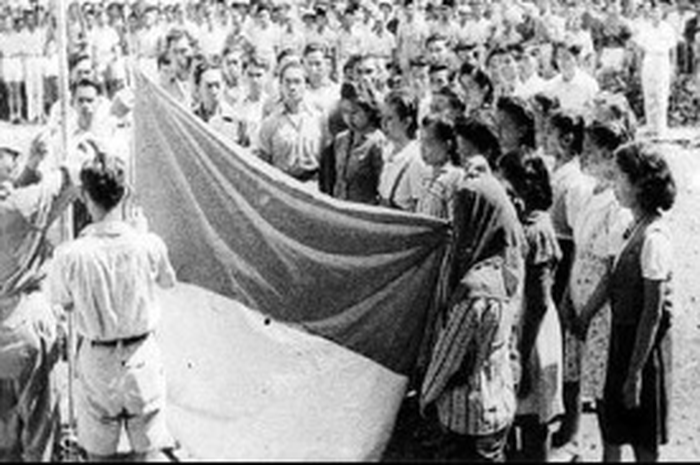 Suasana pengibaran bendera Merah Putih