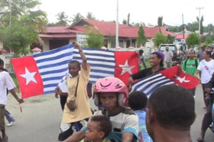 Ilustrasi: Sejumlah massa dari masyarakat Papua yang membentangkan bendera Bintang kejora lambang OPM dalam aksi unjuk rasa.
