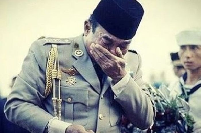 Soekarno menangis di pusara Ahmad Yani