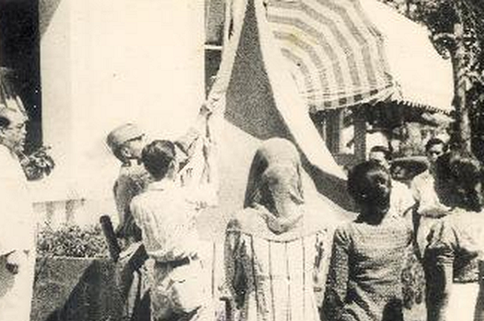 Penaikan bendera pusaka sesudah dibatjakan teks proklamasi, 17 Agustus 1945.