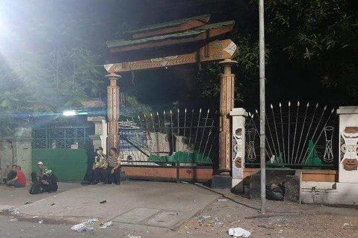 Terkait Bendera Merah Putih yang dibuang ke selokan, polisi menembakkan gas air mata sebanyak 10 kali ke dalam asrama mahasiswa Papua di Surabaya.