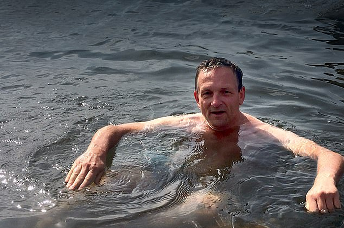 Tak ada orang yang menyangka akan mendadak hilang ingatan apalagi diduga menderita mini-stroke setelah berendam.