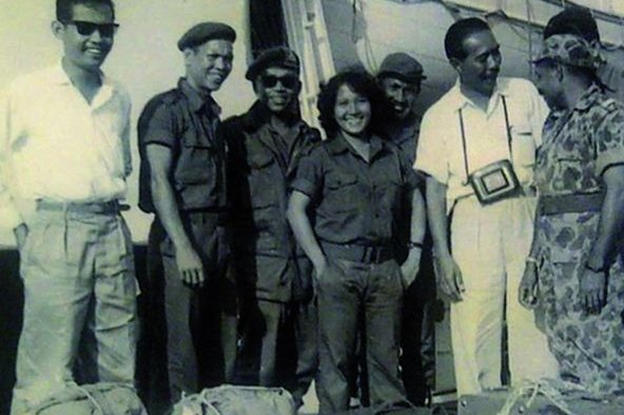 Dia tercatat sejarah sebagai wanita pertama TNI yang dengan sukarela berjibaku di rimba perawan Irian untuk bergerilya.
