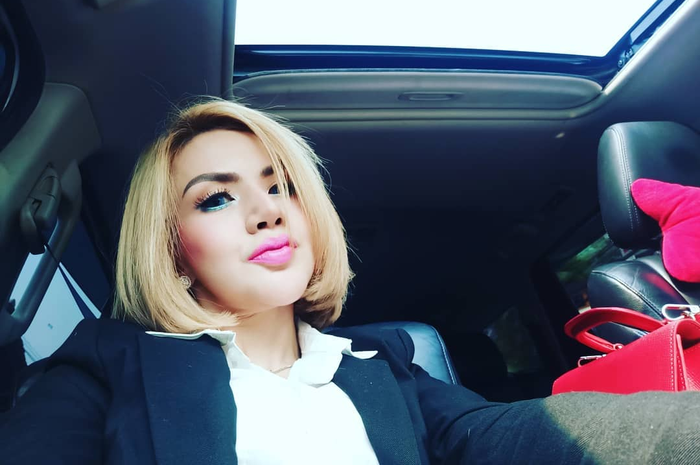Barbie Kumalasari kepergok beli hp bekas