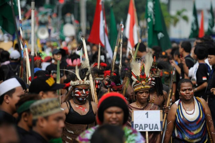 Peringatan 100 Hari Gus Dur --- Mahasiswa asal Papua  mengikuti karnaval budaya untuk memperingati 100 hari meninggalnya Abdurrahman Wahid atau Gus Dur di Jalan Malioboro Yogyakarta, Sabtu (10/4). Dalam karnaval budaya yang dimotori oleh Kaum Muda Nahdlatul Ulama Yogyakarta tersebut ditampilkan atra