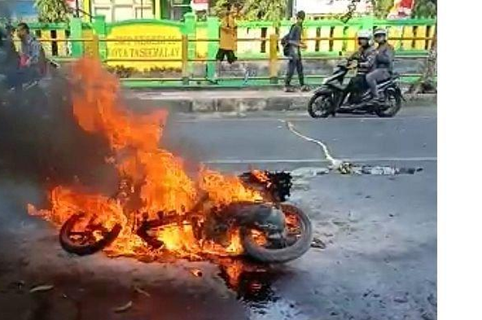 Ilustrasi motor terbakar