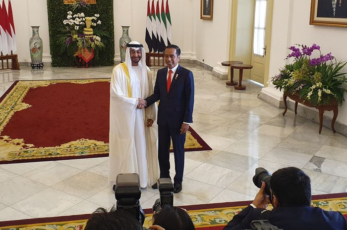 Presiden Jokowi menyambut kedatangan Pangeran Abu Dhabi, Putra Mahkota Abu Dhabi, Sheikh Mohamed Bin Zayed Al Nahyan, di Istana Bogor, Rabu (24/7/2019).