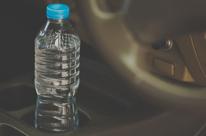 Botol minum dalam mobil