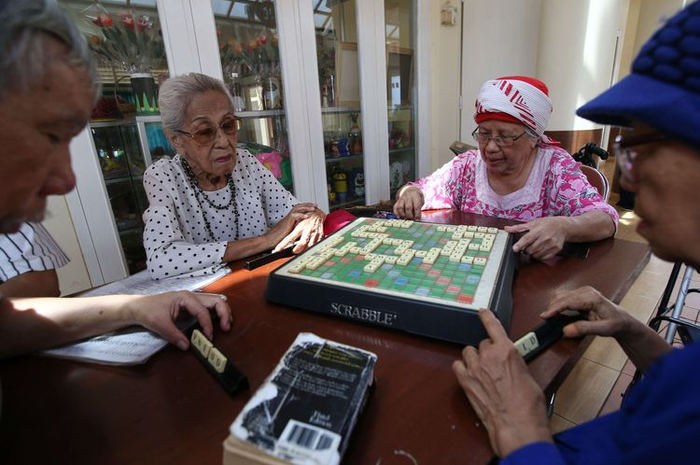 Soewarni bermain scrabble bersama lansia lainnya