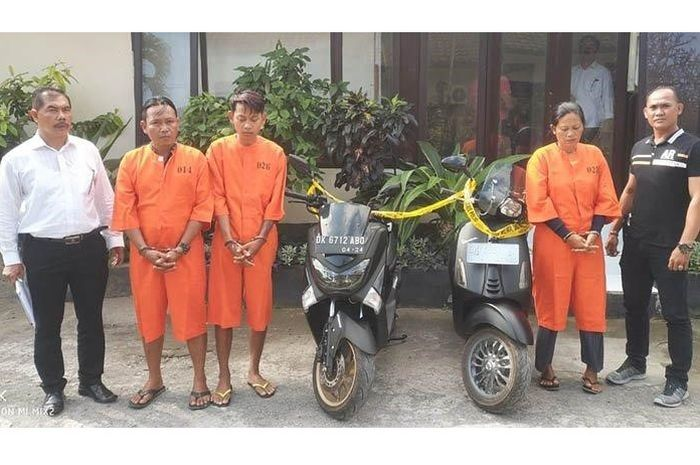 Sekeluarga yang terdiri dari tiga orang asal Banjar Rangkan, Desa Ketewel, Sukawati, ditangkap Unit Reskrim Polsek Sukawati.