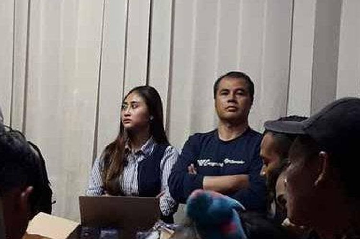 Aceng Fikri saat diboyong oleh Satpol PP Kota Bandung dari hotel yang ada di Jl Lengkong Kota Bandung bersama istrinya, Kamis (22/8/2019) malam.