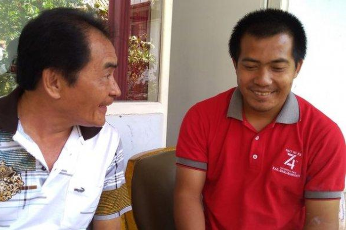 Yatimin (kanan) penderita ODGJ ngobrol bersama Bupati Banjarnegara Budhi Sarwono di rumah dinasnya, Jumat (23/8/2019).  