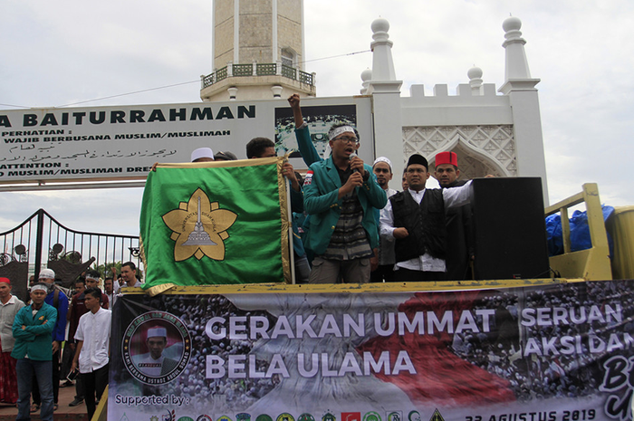 Aksi demonstrasi bela Ustaz Abdul Somad (UAS) berlangsung di pinggir jalan depan Masjid Raya Baiturahman, Kota Banda Aceh, Jumat (23/8/2019). Ratusan massa dari berbagai ormas, OKP, santri, dan mahasiswa di Aceh melakukan aksi damai bela UAS yang beberapa waktu lalu telah dilaporkan ke polisi karena