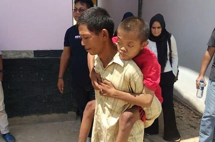 Tetangga Rahmadi menuturkan, kondisi buruk yang dialami oleh remaja berusia tujuh belas tahun itu sudah sejak 2016.