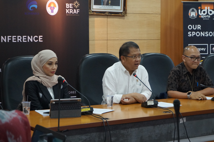 Menkominfo Rudiantara (tengah) bersama Chairwoman Shinta Dhanuwardoyo IDBYTE ESPORTS 2019 (kiri) dan Bapak Menhariq Noor Kepala Sub Direktorat Perancangan TIK  (kanan) dalam Peluncuran IDBYTE 2019