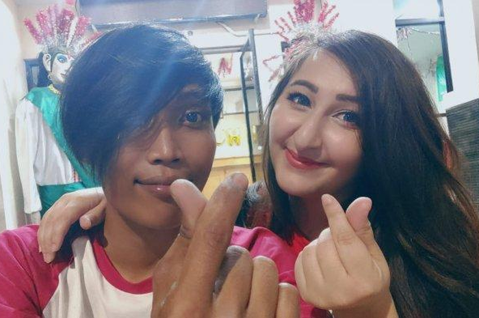 Bule Cantik ini Rela Terbang dari Austria ke Indonesia dan Menikah dengan Tukang Sapu di Jakarta