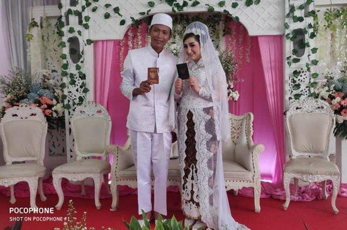 Petugas PPSU usai ijab kabul dengan bule Austria