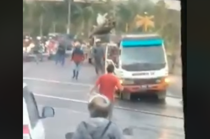 Mobil truk mati di rel kereta api