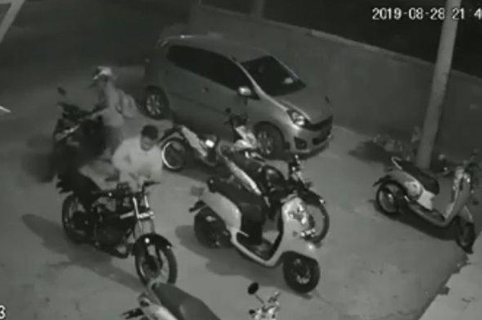 Detik-detik Yamaha RX-King digondol maling di salah satu cafe