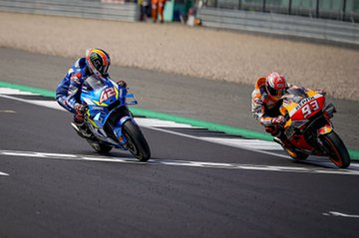 Kemenangan Alex Rins di Silverstone dengan selish tipis banget atas Marc Marquez membuat MotoGP Inggris punya pola tren pemenang unik